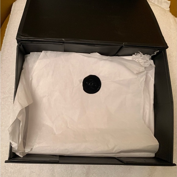 Authentic classic Chanel black double flap handbag with silver hardware. - Picture 8 of 16